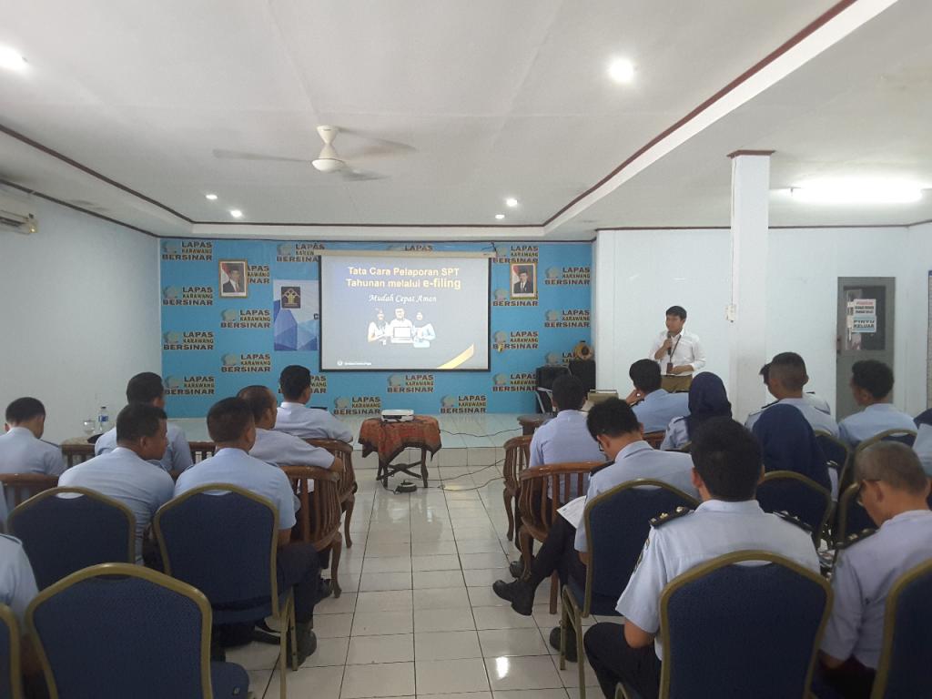 Pemateri M HIlal Bashori sedang memberikan penyuluhan tata cara pelaporan SPT Tahunan melalui efiling
