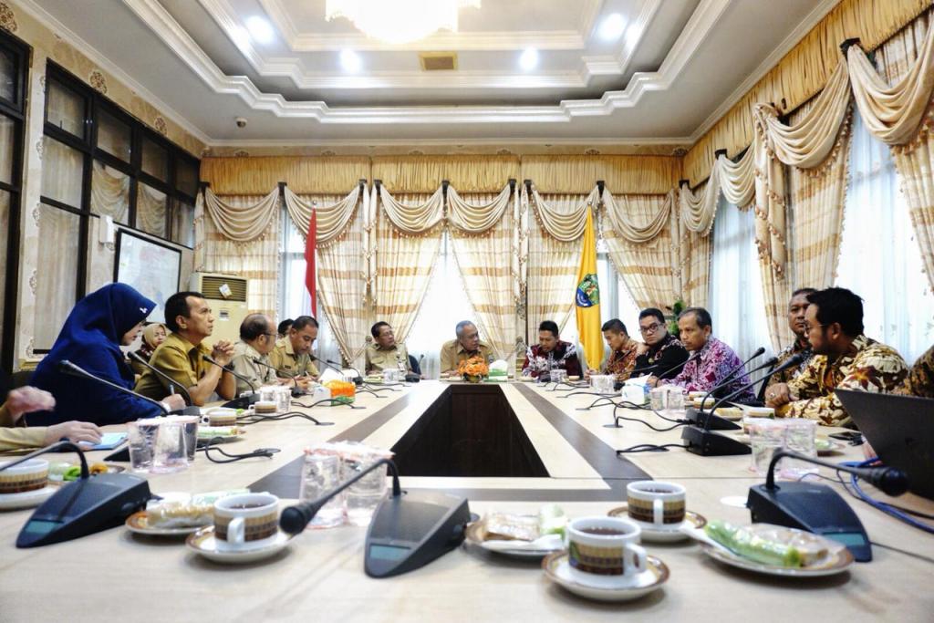 Suasana diskusi tentang perpajakan di ruang rapat Bupati Bulungan