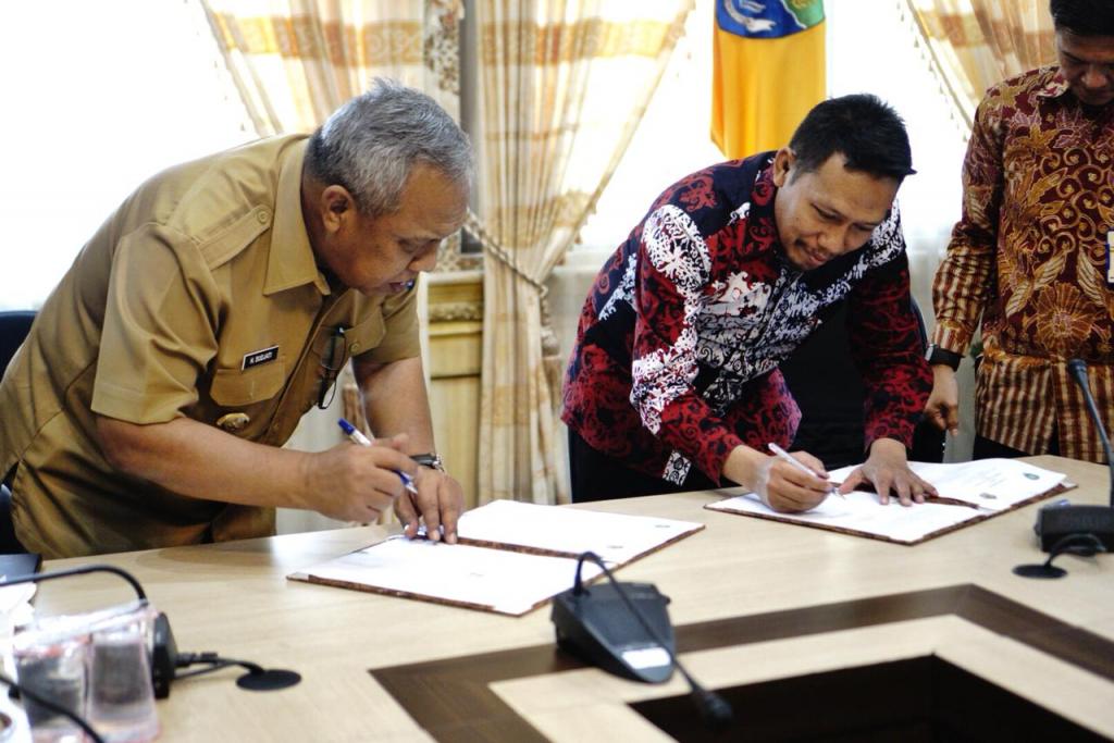 Kepala Kanwil DJP Kaltimra menandatangani MOU bersama Bupati Bulungan