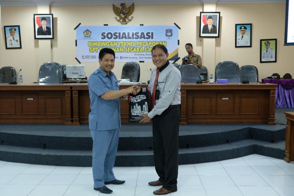 Pemberian cenderamata kepada anggota DPRD Enrekang