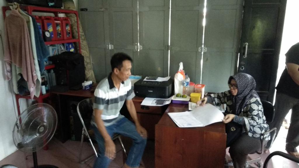 Sesi wawancara yang dilakukan oleh Umi Setiawati