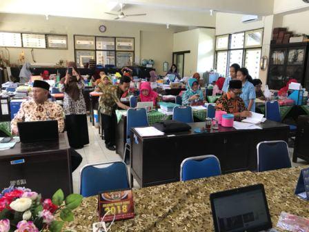 Guru SMPN 5 terima sosialisasi saat jam istirahat