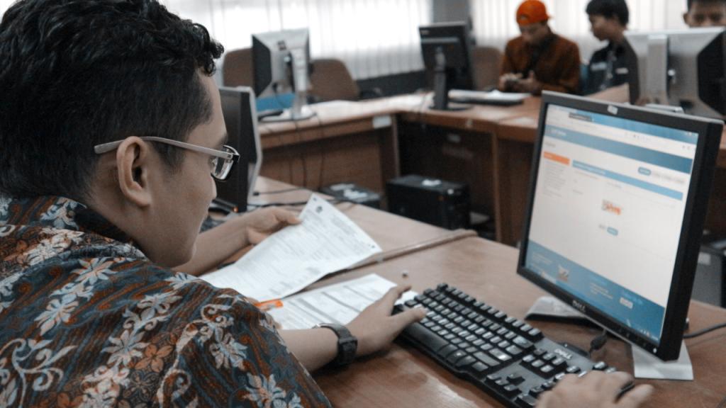 Petugas tetap sigap memandu pelaporan efiling wajib pajak