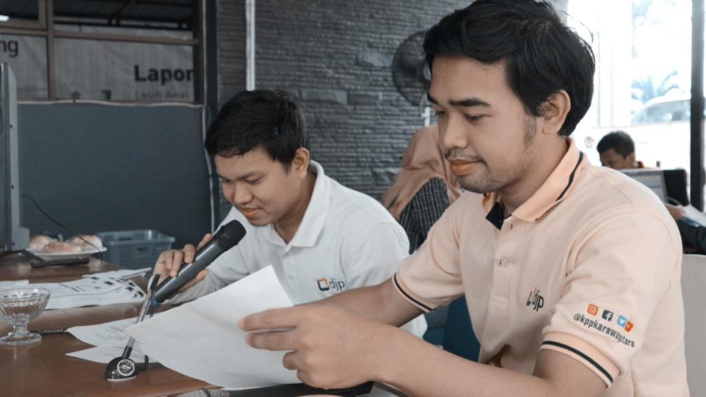 Petugas sedang memangil wajib pajak yang melakukan aktivasi efin