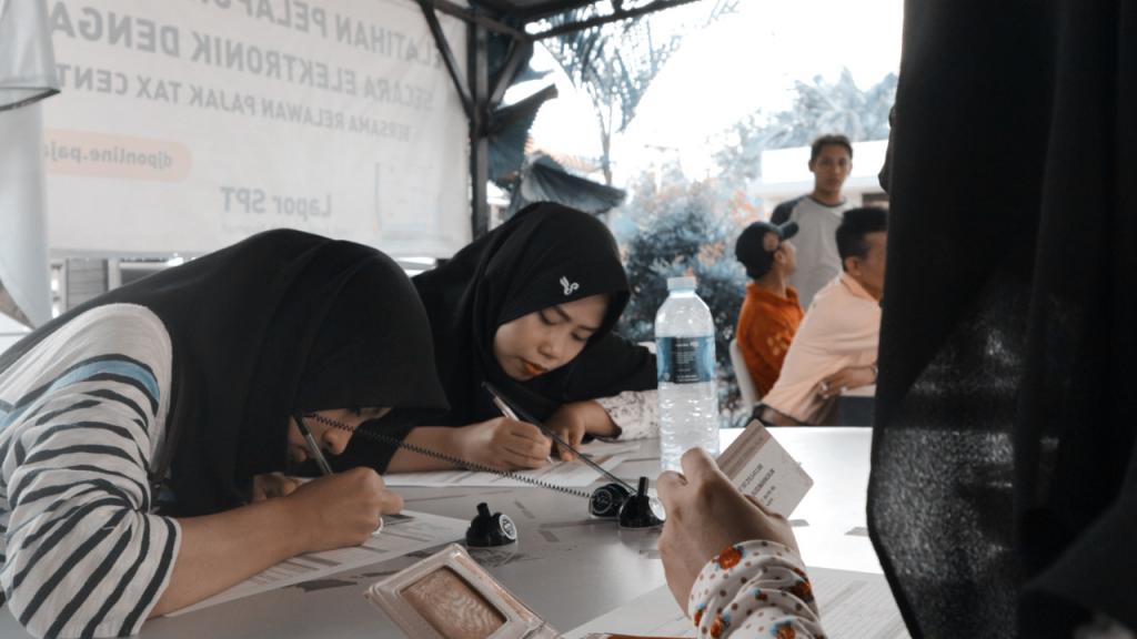 Wajib Pajak sedang melakukan mengisi formulis aktivasi efin