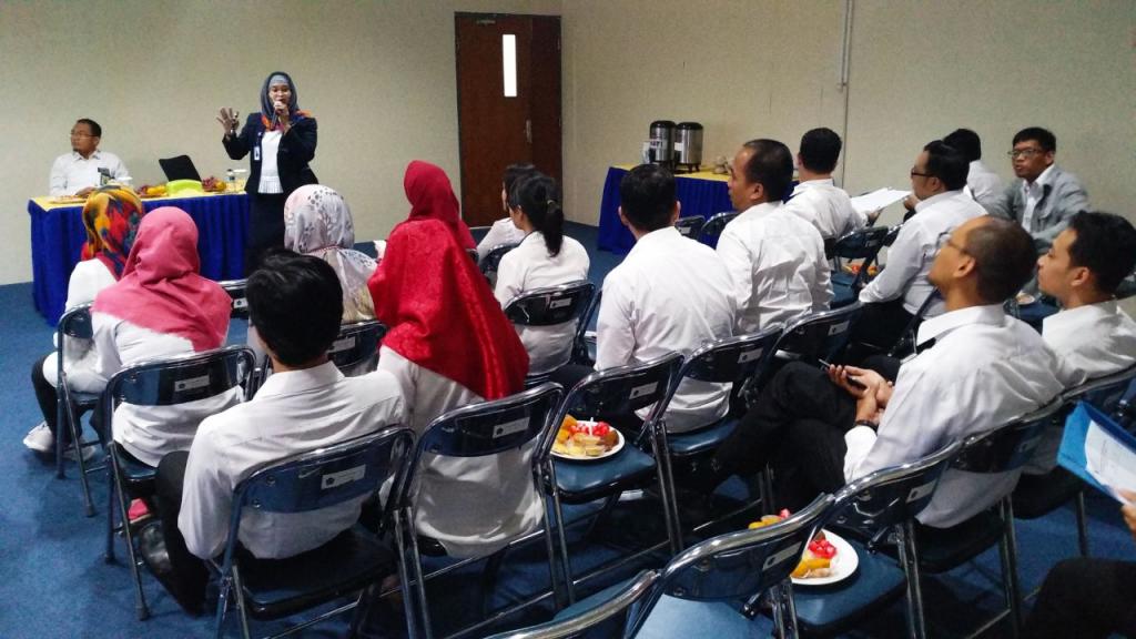 Pegawai KPP Pratama menyimak penyampaian materi