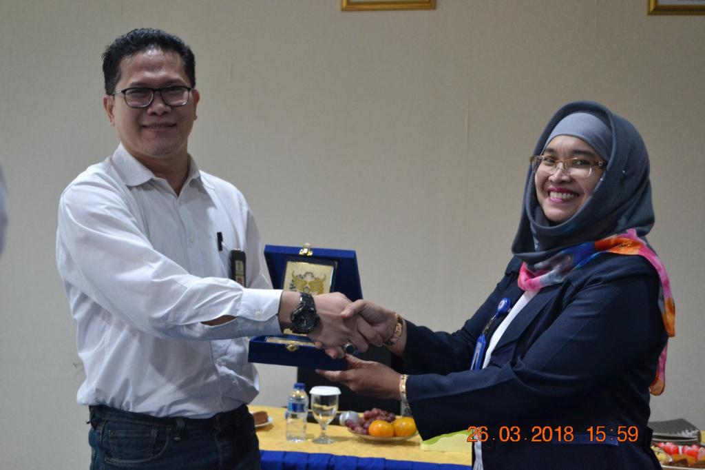 Penyerahan Cinderamata dari KPP Pratama Bangka kepada PT Taspen (Persero) Cabang Pangkalpinang