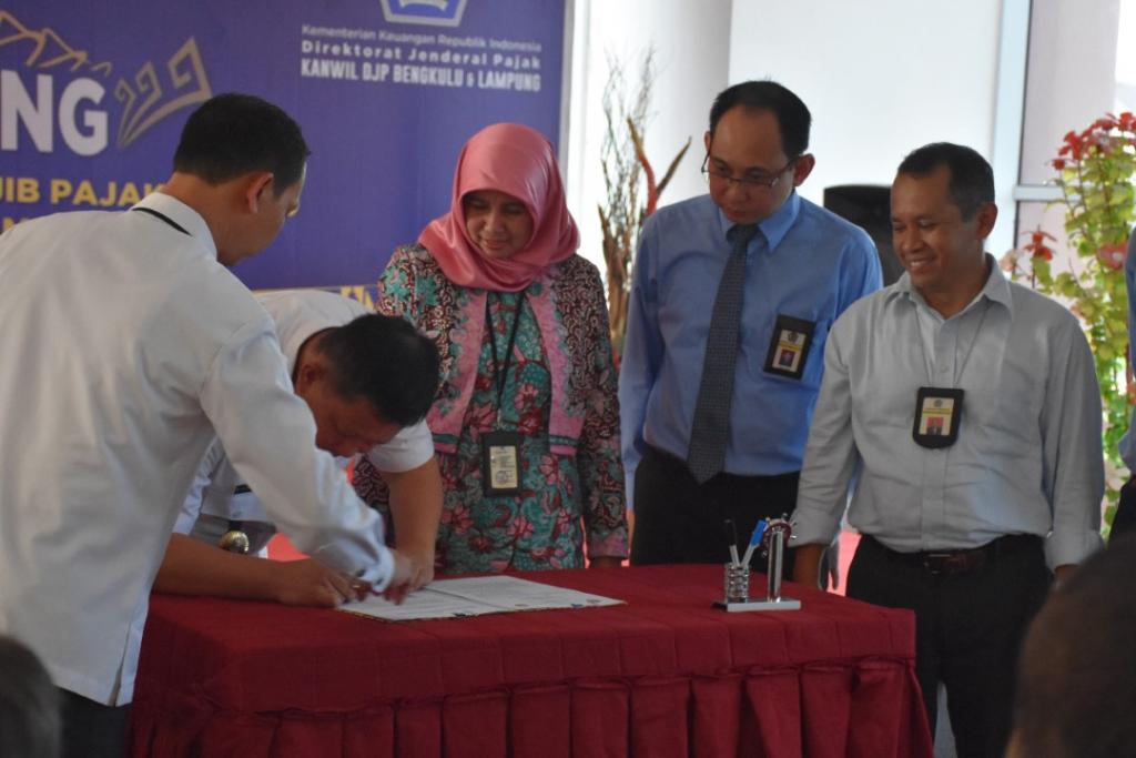 Plt. Walikota Bandar Lampung sedang menandatangani MoU Program KSWP dengan Kakanwil DJP Bengkulu-Lampung