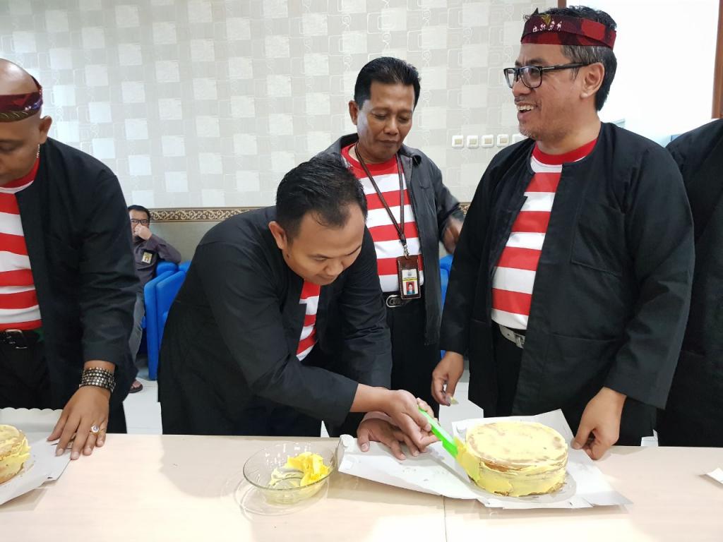 Salah satu peserta lomba menghias kue