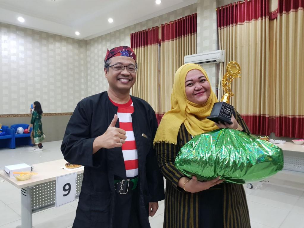 Kepala KPP Pratama Pamekasan, Teddy Harianto menyerahkan tophy dan bingkisan kepada salah satu pemenang lomba