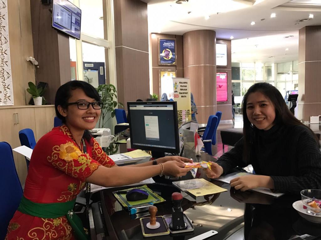 erlihat wajah gembira dari wajib pajak wanita yang diberi cokelat oleh pegawai KPP PMB. Dengan ini KPP PMB berharap hubungan antara wajib pajak dengan pegawai pajak menjadi semakin baik dan meningkatkan kenyamanan dalam pelayanan kepada wajib pajak.