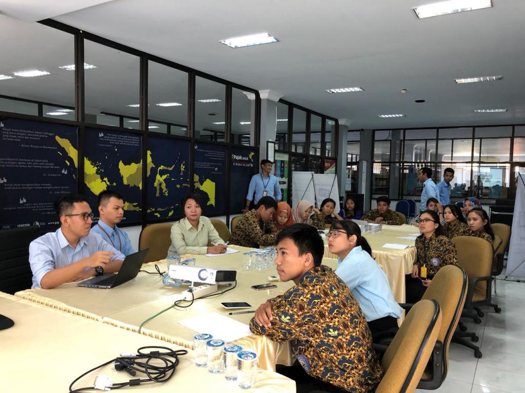 Antusiasme siswa dan pramubakti dalam mengikuti dan menyimak kegiatan sosialisasi