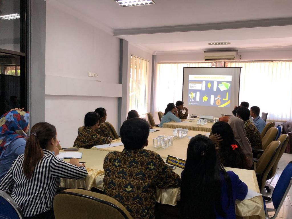 Penyuluhan diawali dengan pemberian materi tentang penghasilan yang dibawakan oleh Saudara Afriyan