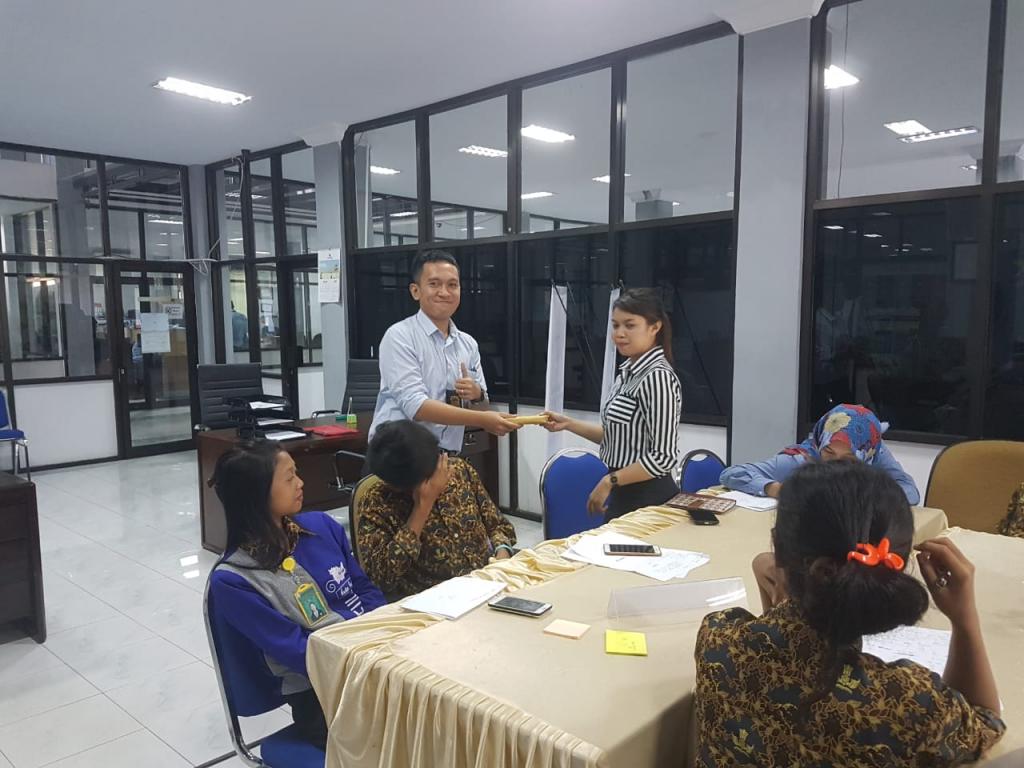 Pemberian hadiah kepada peserta sosialisasi yang aktif oleh Saudara Afriyan