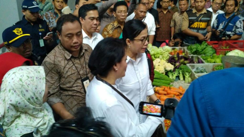 Sri Mulyani bekeliling pasar menyapa para pedagang