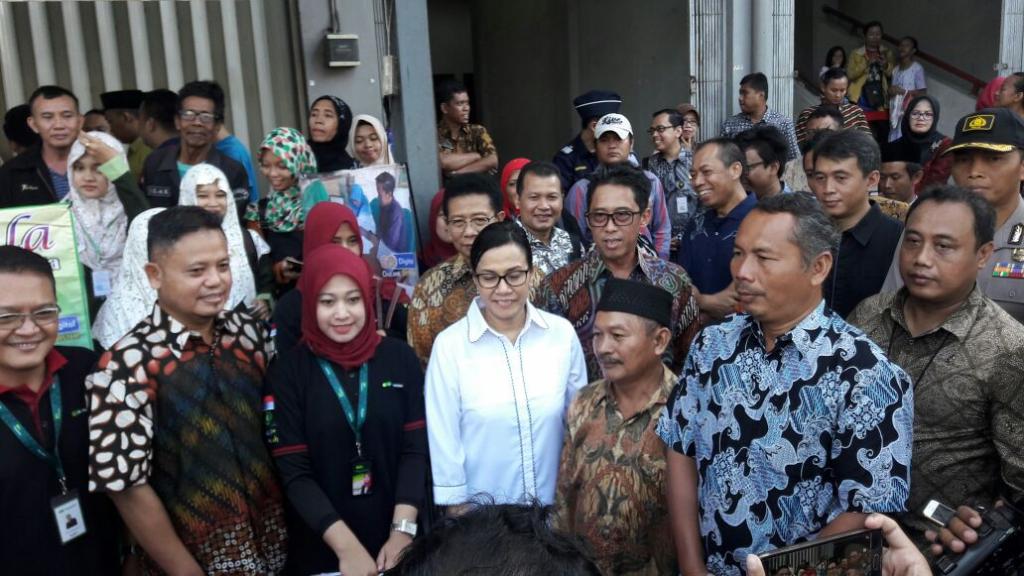 Sri Mulyani melayani foto bersama