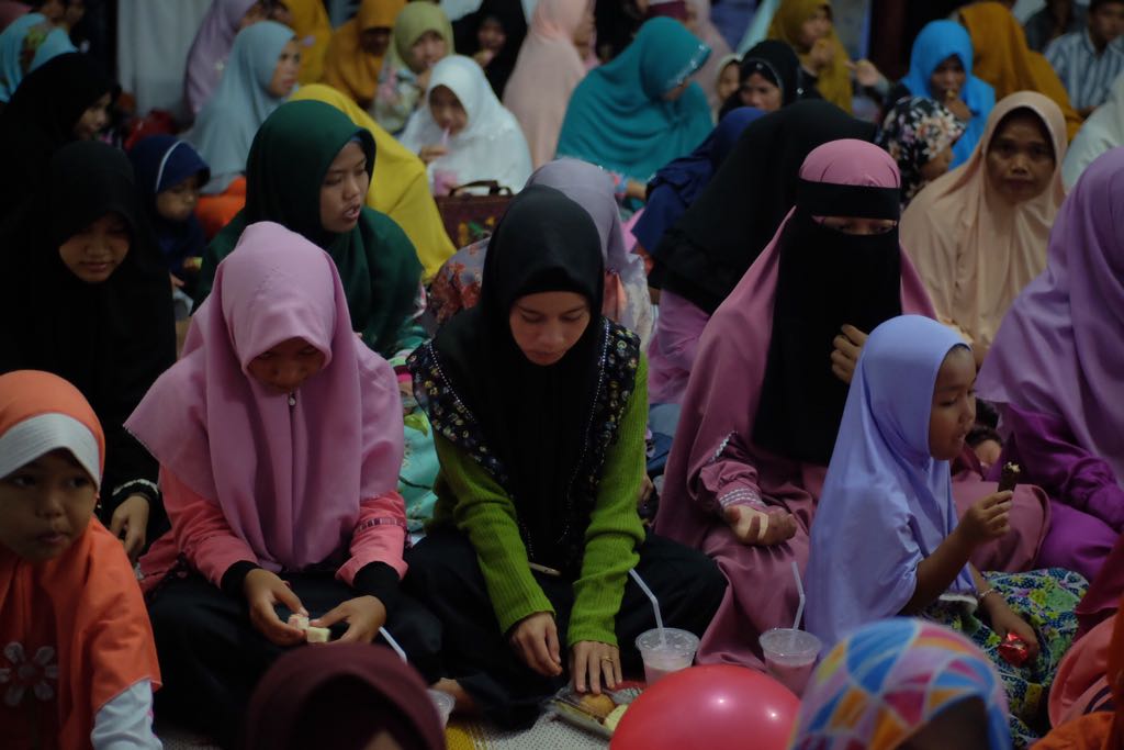 Para Daiyah menyimak acara.