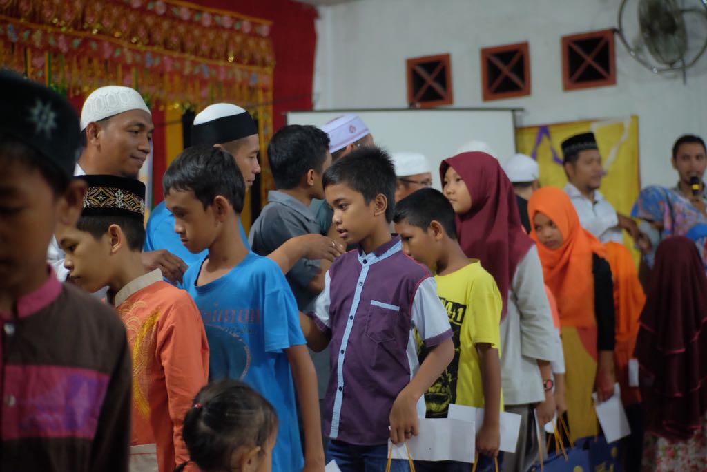 Para Penerima santunan Yatim Piatu mengantri dengan tertib.