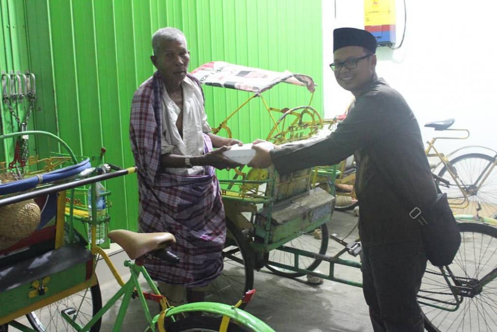 salah satu tim dari KP2KP Sumenep membagikan sahur kepada tukang becak