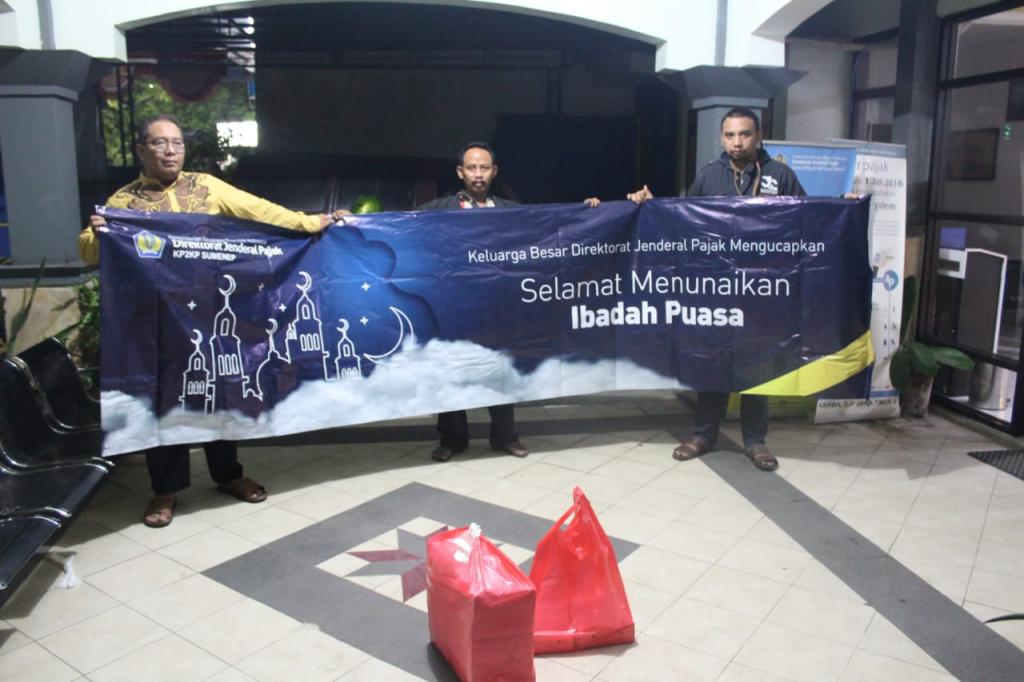 Tim Sahur On The Road KP2KP Sumenep berfoto bersama.