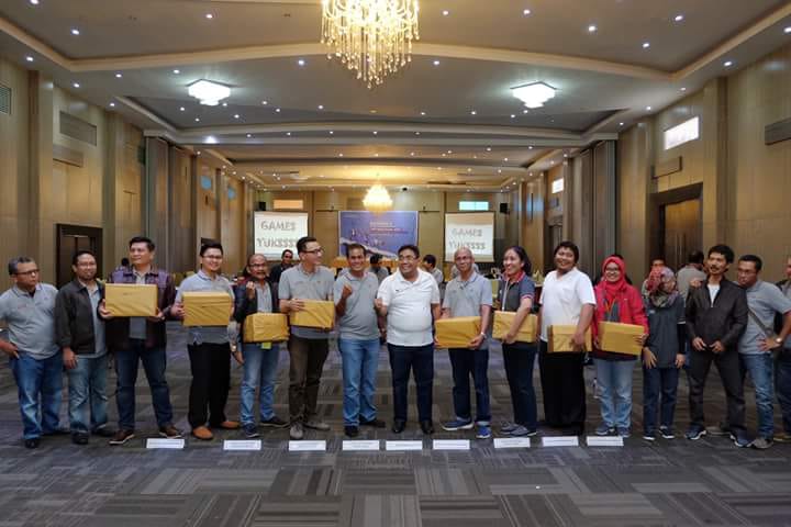 Pemberian hadiah bagi para pemenang lomba games ketangkasan ang bertujuan untuk memupuk kerjasama dan kekompakan para peserta