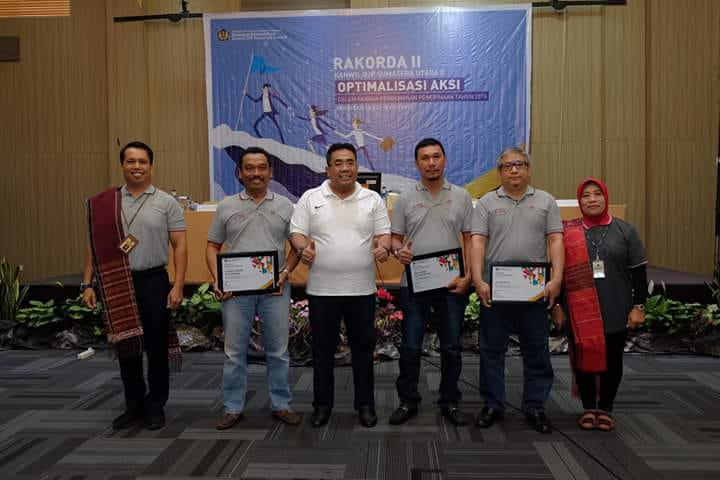 Pemberian piagam penghargaan bagi para pegawai di lingkungan Kanwil DJP Sumut II atas kinerja pencapaian penerimaan tertinggi dan pejabat fungsional pemeriksan pajak terbaik semester I 2018