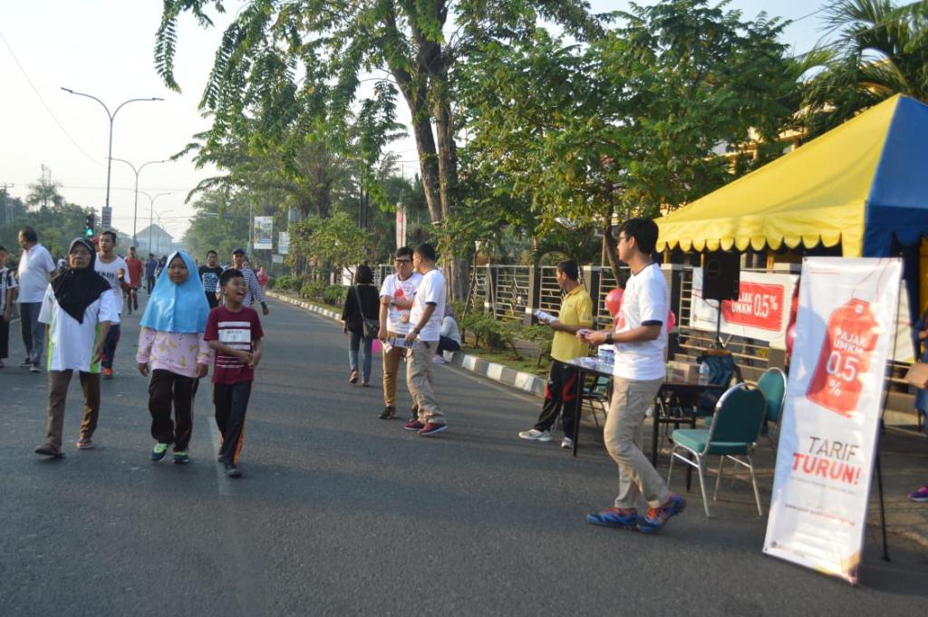 Suasana Aksi Simpatik Sosialisasi PP 23 Tahun 2018 pada Car Free Day Karawang