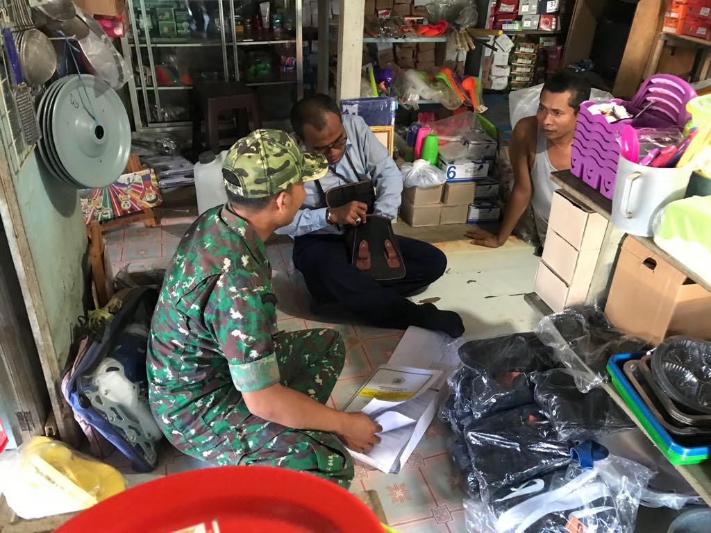Petugas Memberikan Penjelasan Kepada Pelaku Usaha
