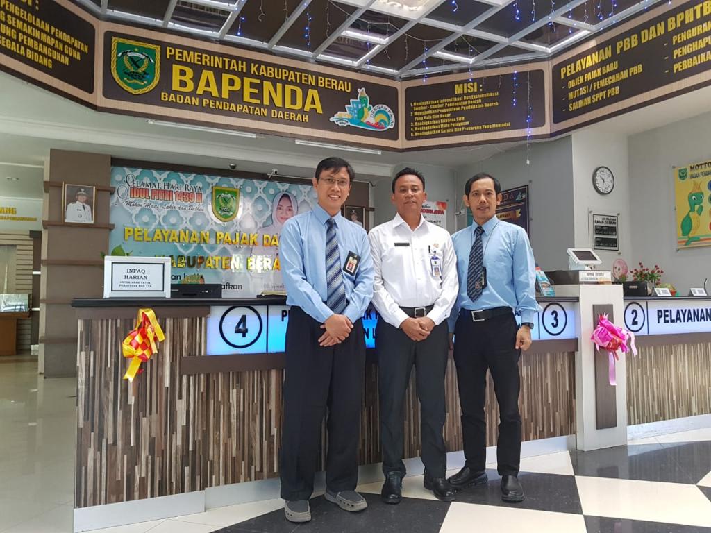 Kepala KPP Pratama Tanjung Redeb bersama Kepala Seksi Waskon II KPP Pratama Tanjung Redeb, dan Kepala Badan Pendapatan Daerah Kabupaten Berau