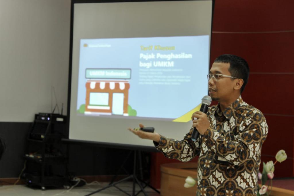 Ismulloh AR KPP Karawang Utara sedang memberikan materi sosialisasi PP 23 Tahun 2018