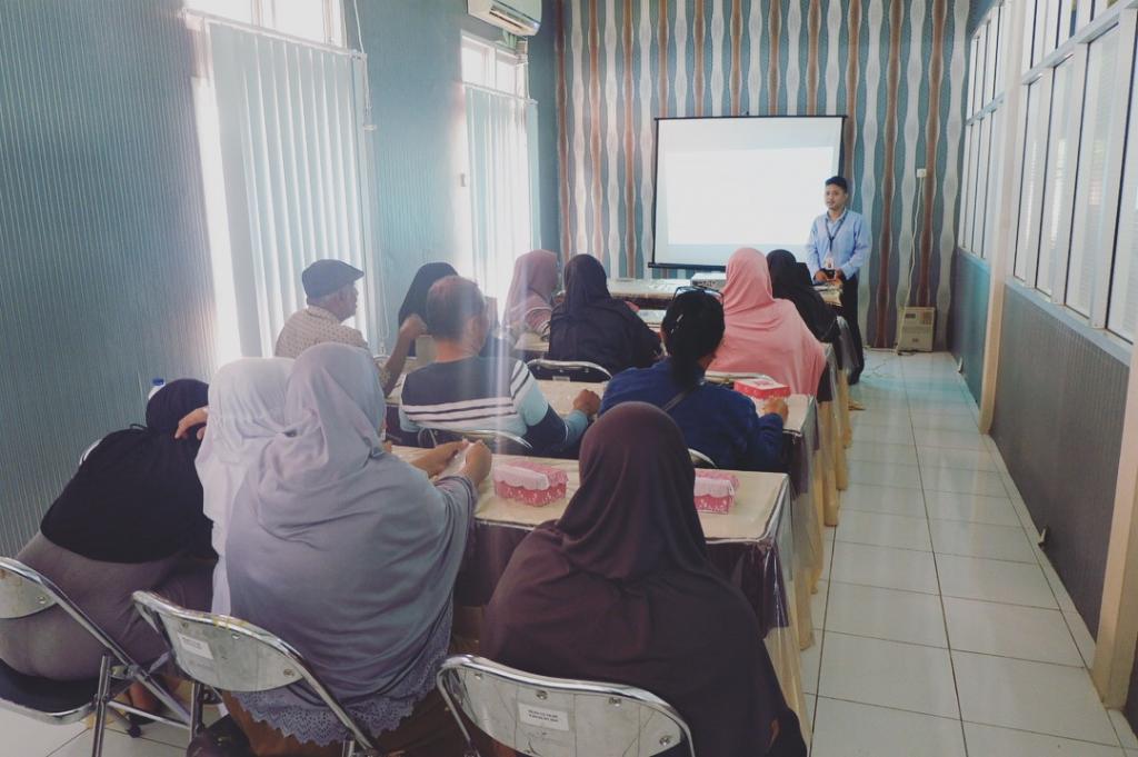 Peserta Mendengarkan Materi 2