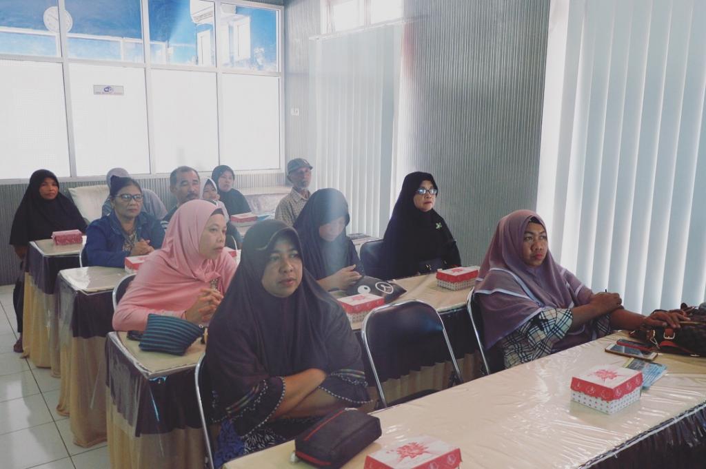 Peserta Mendengarkan Materi 1