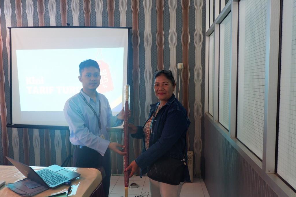 Pemberian Suvenir Kepada Peserta