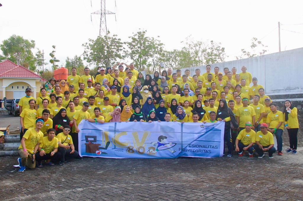 Foto bersama seluruh pegawai 802