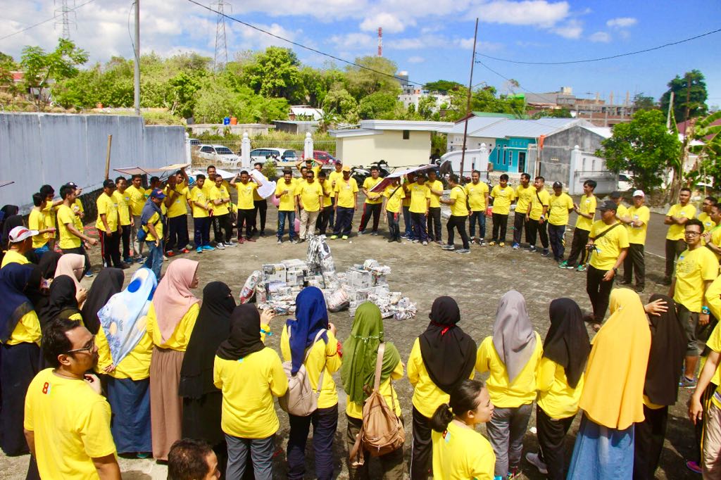 Foto suasana tukar kado pegawai