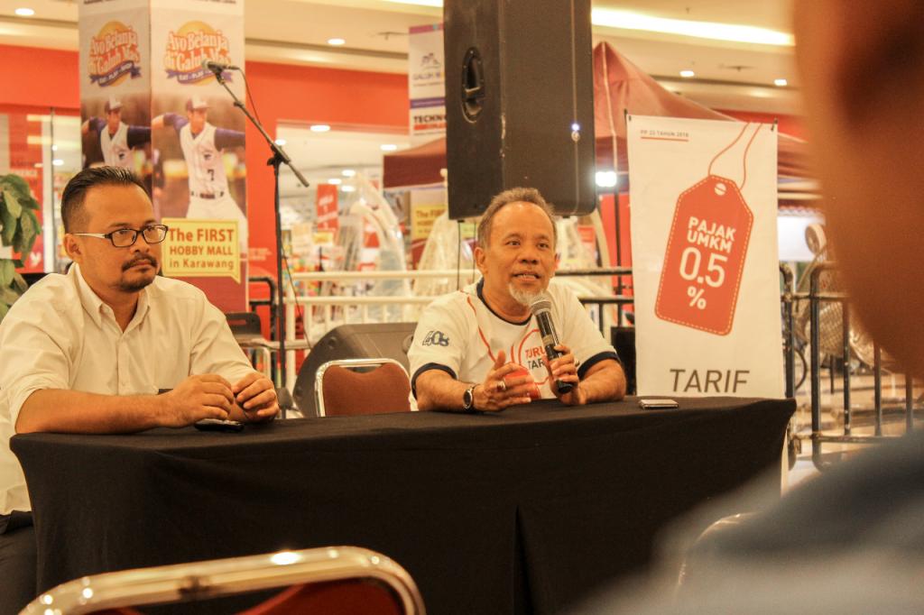 Adilega Tanius dan Taripar Doly dalam penyampaian materi PP 23 Tahun 2013