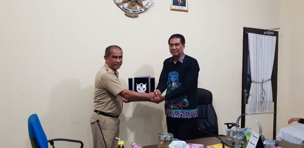 Penyerahan Plakat dari KPP Pratama Tarakan ke DPMTSP Tarakan