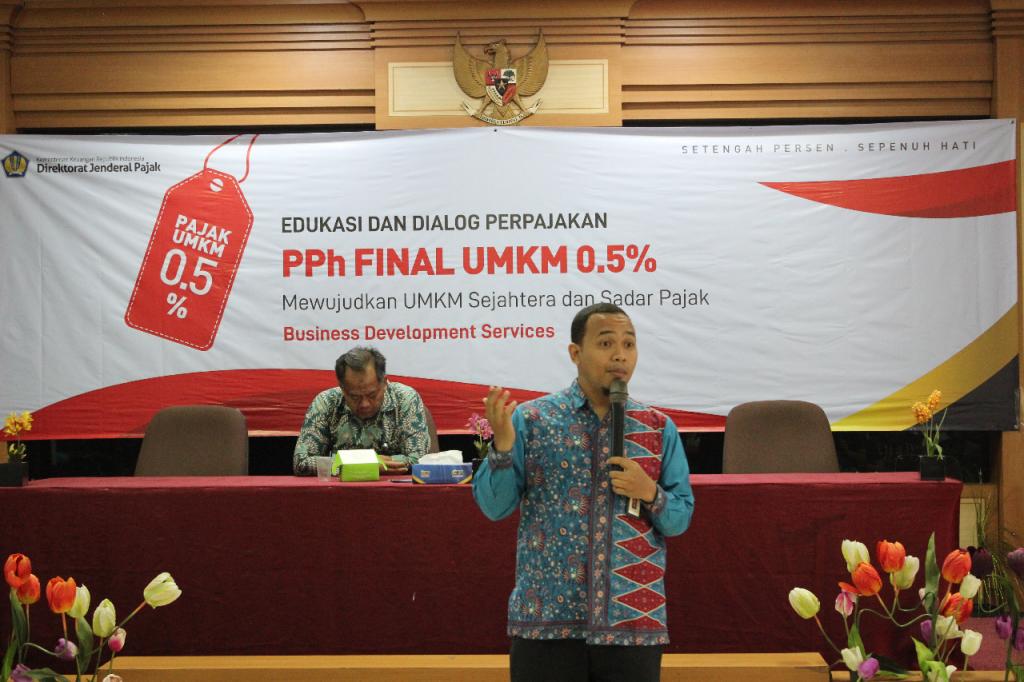 Pemateri sedang memaparkan mengenai PP 23 Tahun 2018