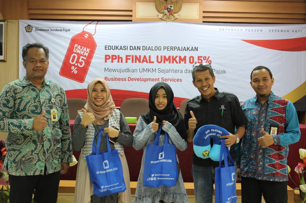 Pemberian Apresiasi kepada peserta yang aktif dalam acara Edukasi dan Dialog Perpajakan