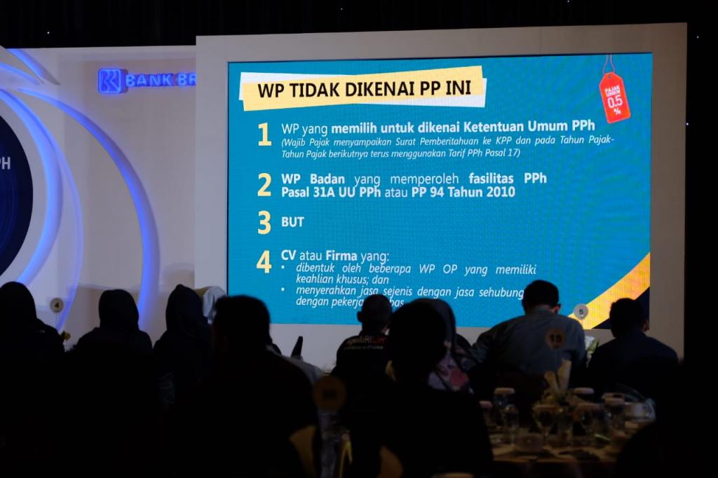 Peserta acara menyimak materi sosialisasi