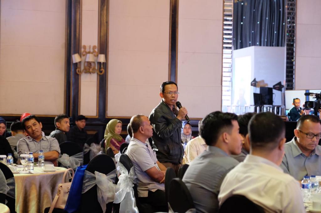Salah satu peserta acara mengajukan pertanyaan