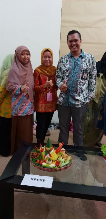 Lomba menghias tumpeng yang diikuti oleh beberapa pegawai perwakilan tiap seksi di KPP Pratama Temanggung