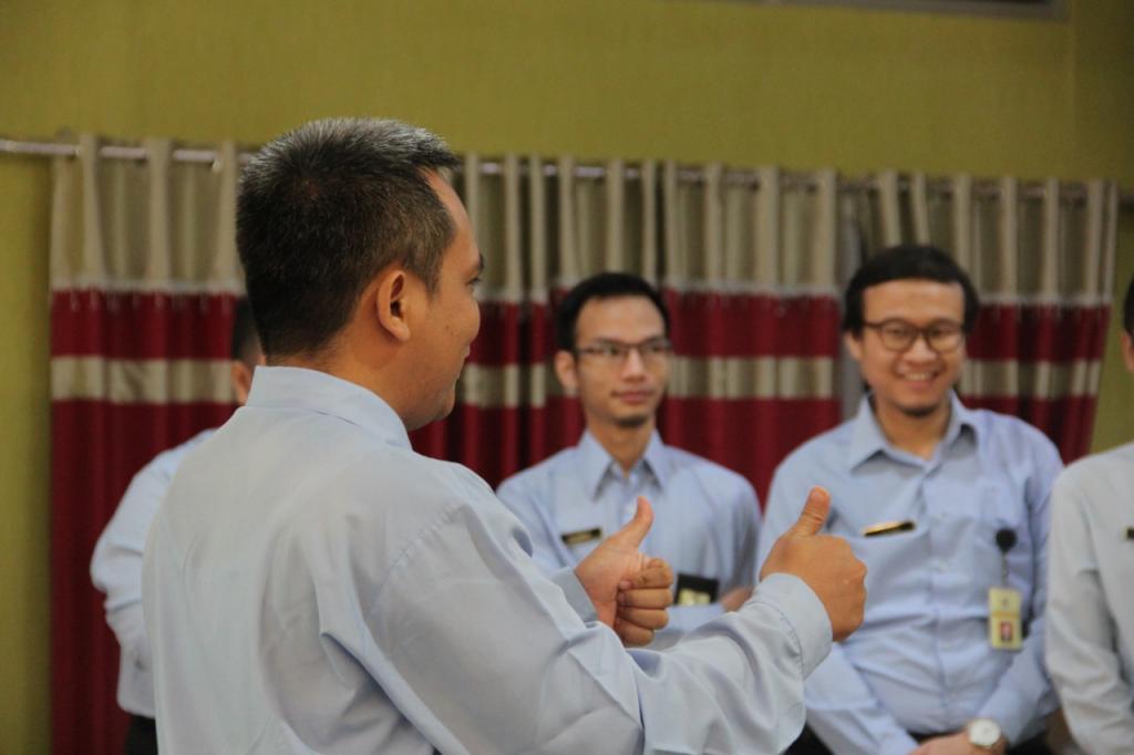 Kepala Seksi Pelayanan memberikan pengarahan kepada pegawainya