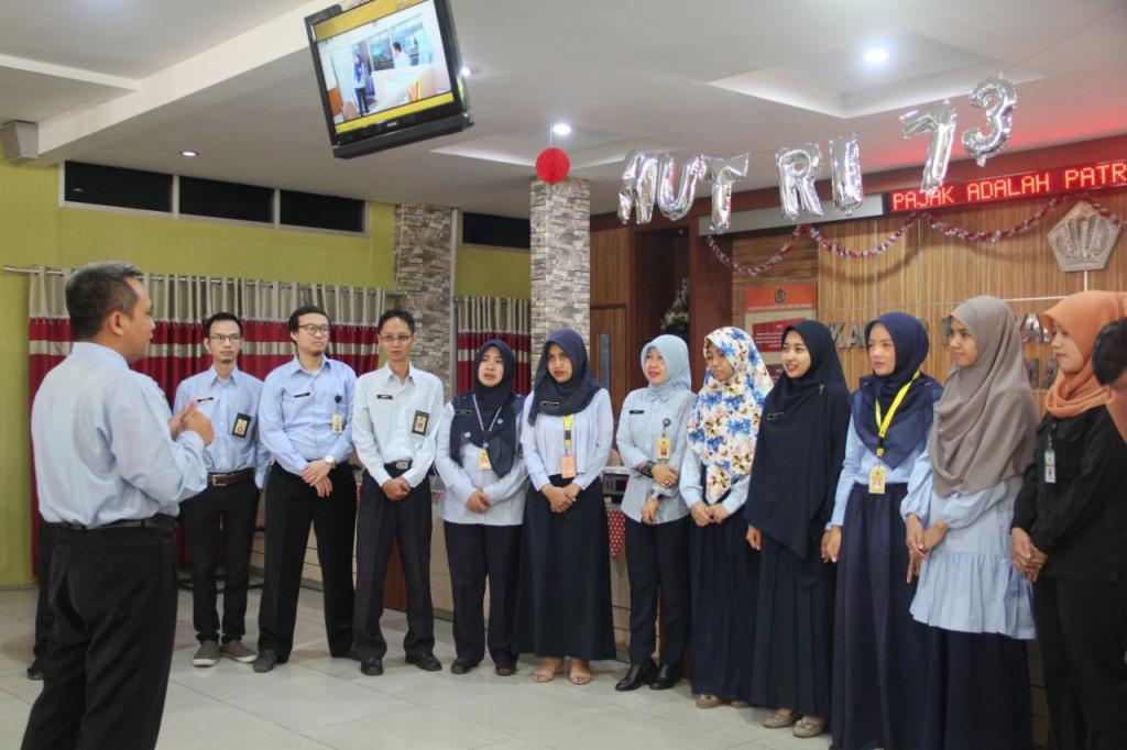 Kepala Seksi Pelayanan memimpin jalannya kegiatan morning story