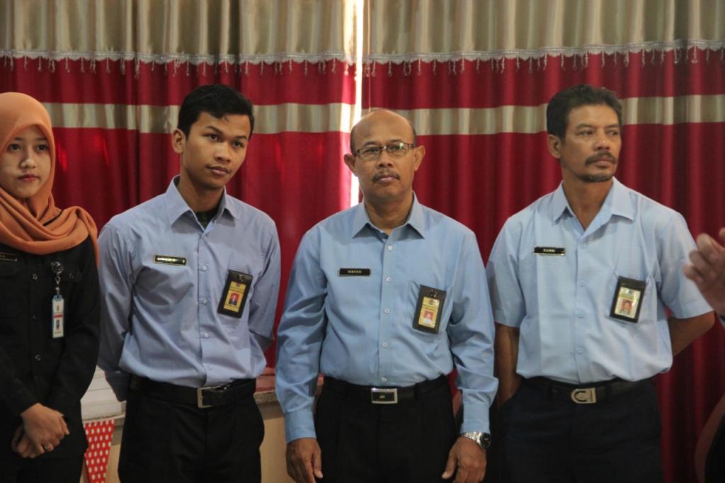 Para pegawai mendengkarkan cerita dari salah satu rekan kerjanya