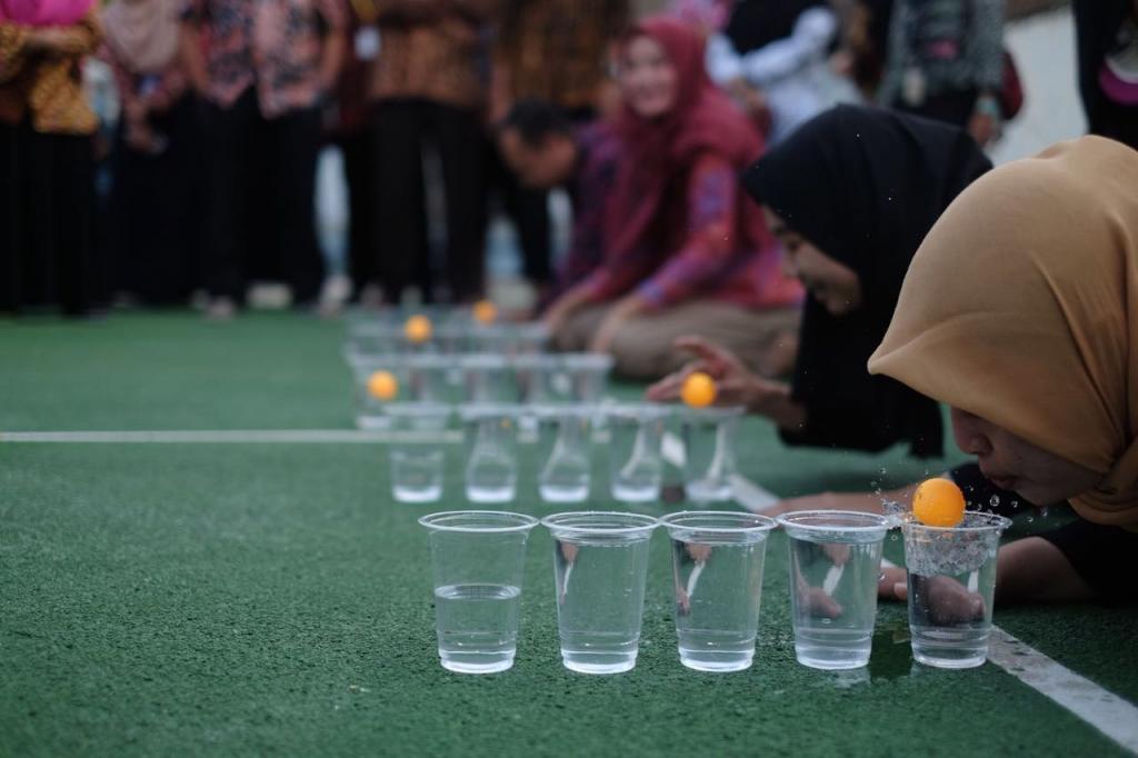 Suasana Lomba Tiup Bola Pingpong