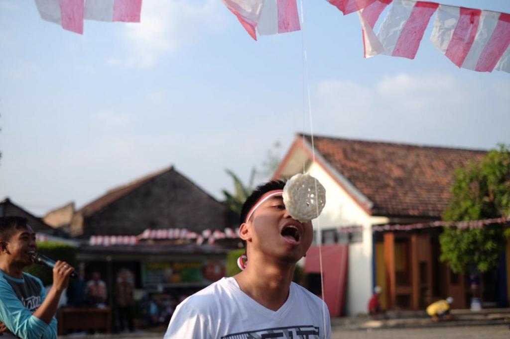 Suasana Lomba Makan Kerupuk