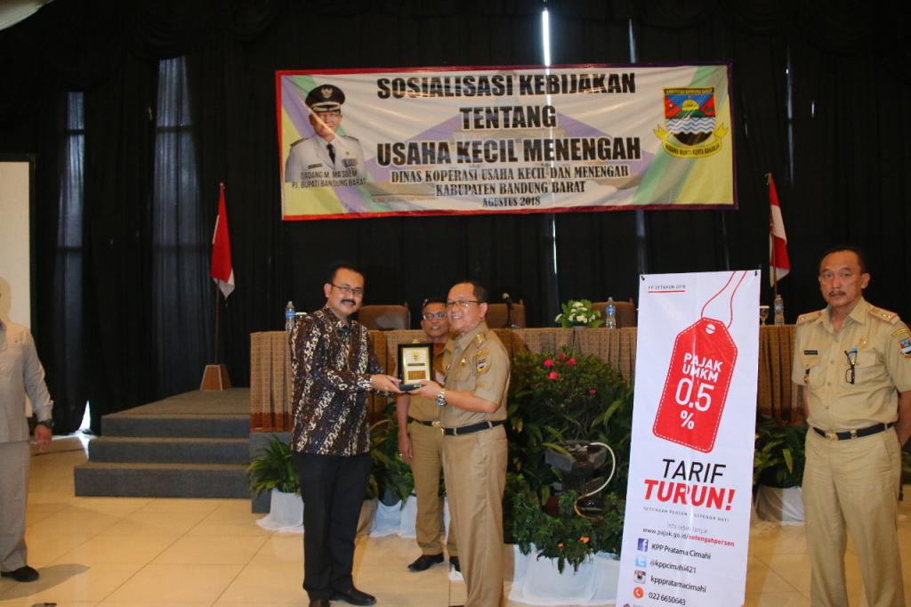 Pemberian Plakat kepada Pjs. Bupati Bandung Barat yang menandakan sinergi antar instansi