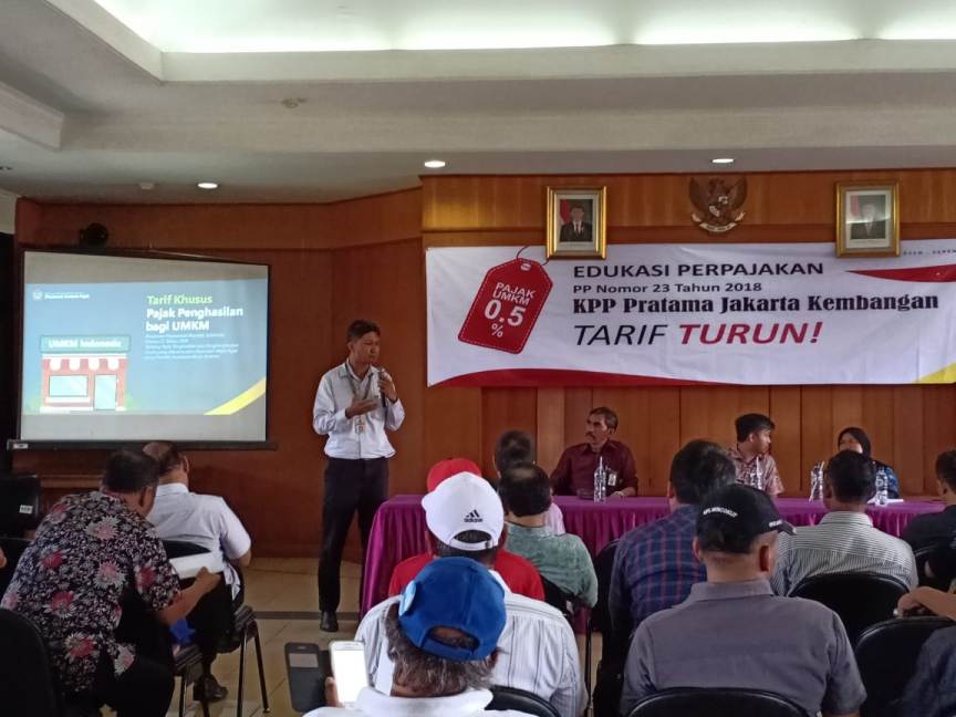 AR KPP Pratama Jakarta Kembangan menyampaikan materi edukasi.