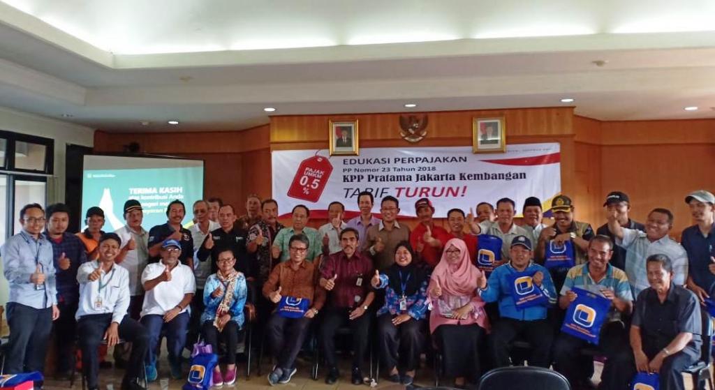 Foto bersama peserta Edukasi Perpajakan PP-23 Tahun 2018 Meruya Utara.